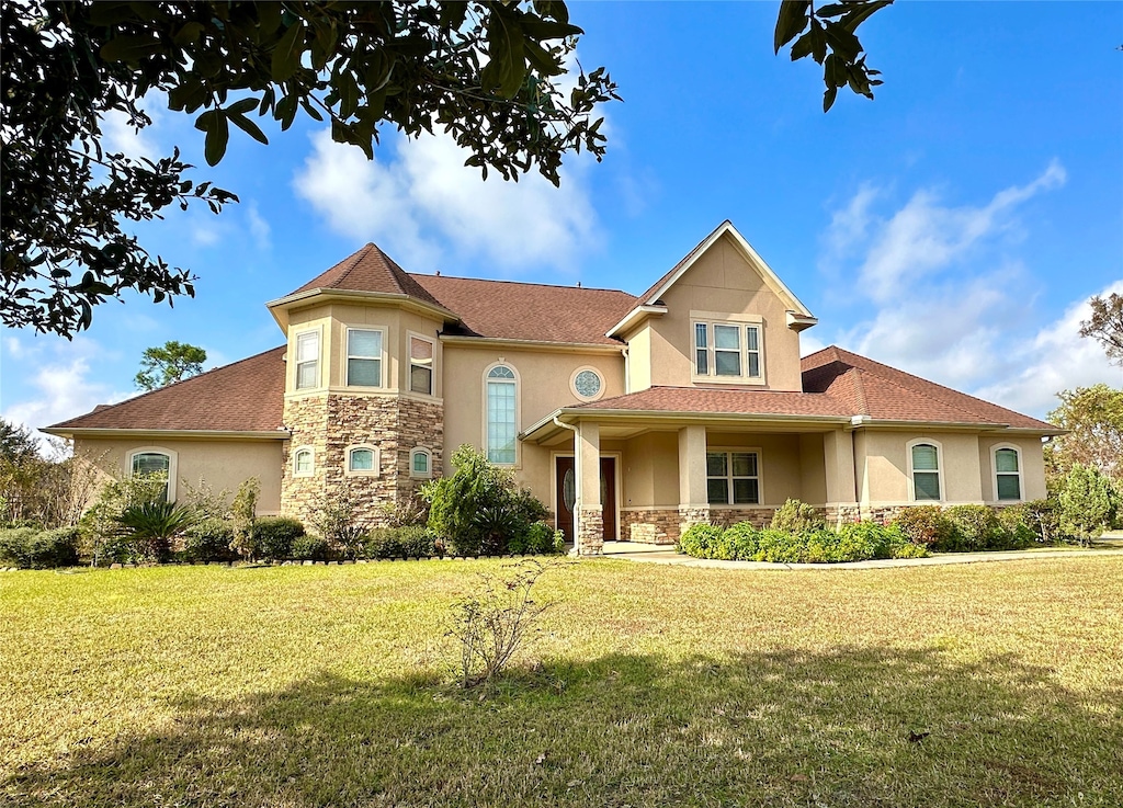 view of front of home featuring a front yard