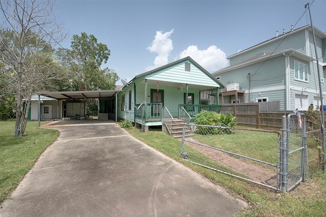 view of front of property featuring a front lawn, a carport, and a porch