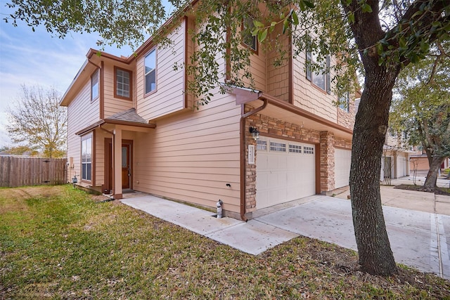 view of front facade featuring a garage and a front yard