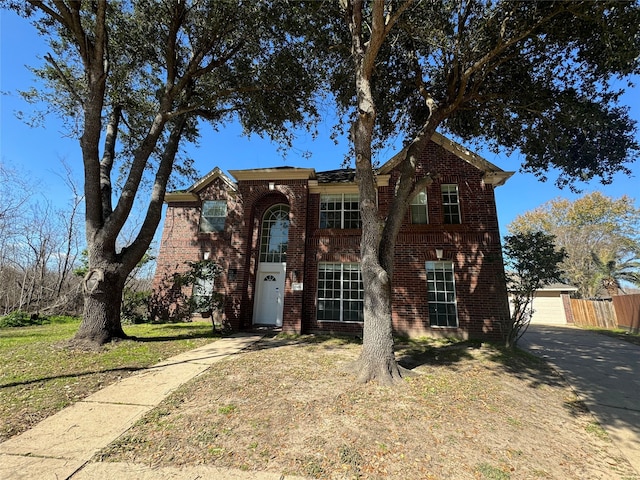 view of front of property featuring a front yard