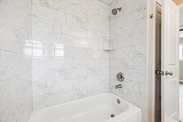 bathroom with tiled shower / bath