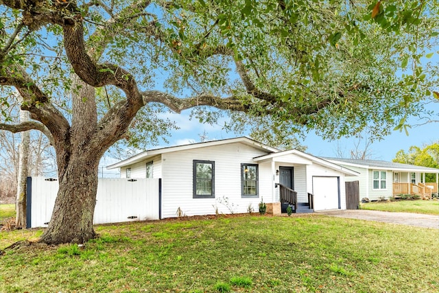 ranch-style home featuring a front lawn