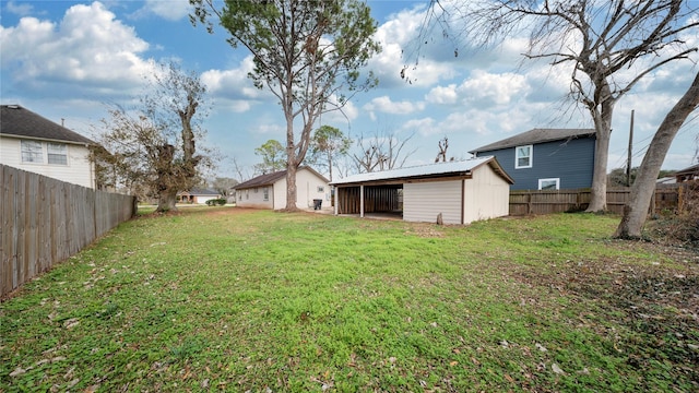 view of yard featuring an outdoor structure