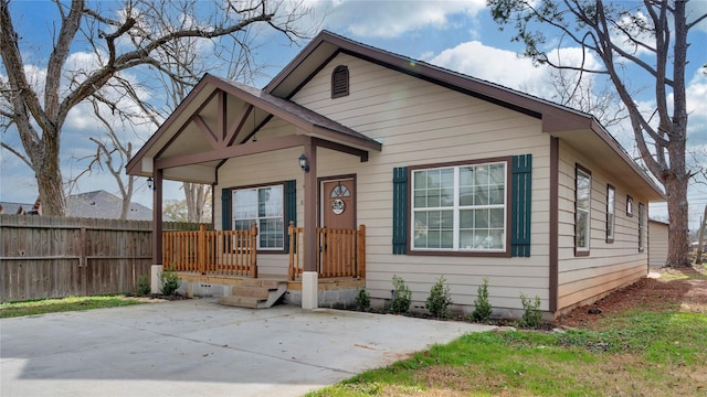 view of front of property featuring covered porch