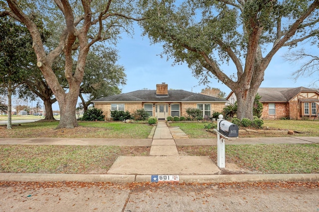 view of front facade featuring a front yard