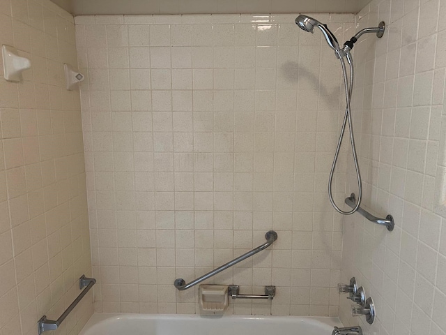 bathroom with tiled shower / bath combo