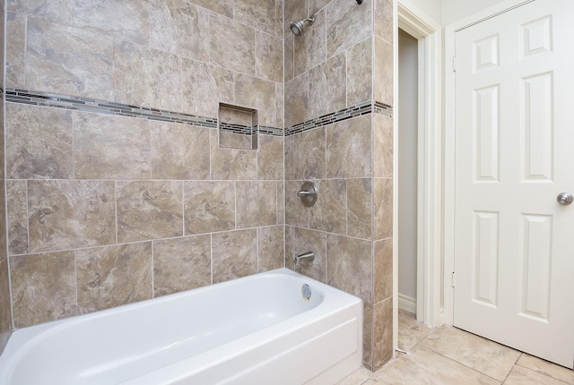 bathroom with tiled shower / bath