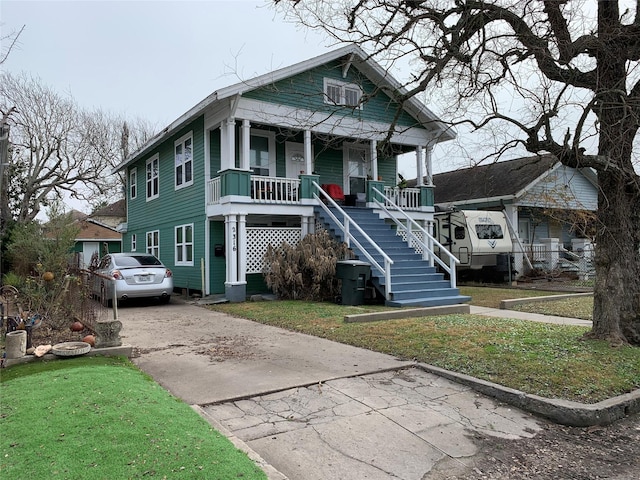 view of front of property featuring a porch and a front yard