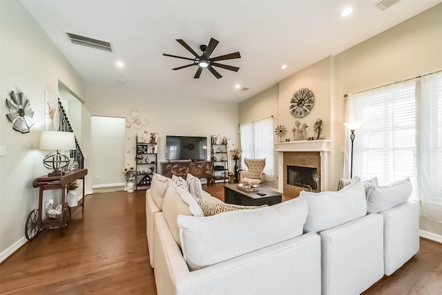 living room with dark wood-type flooring and ceiling fan