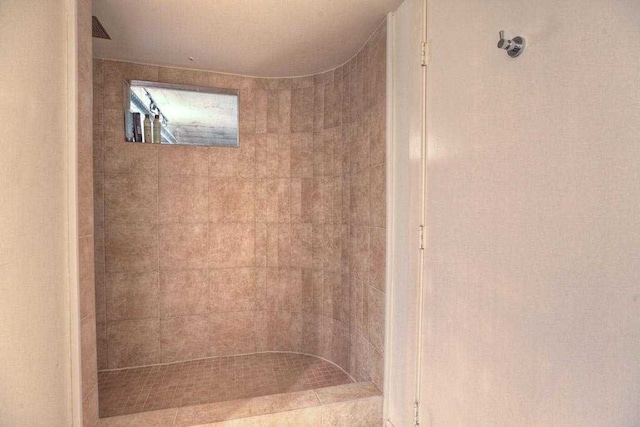 bathroom featuring tiled shower