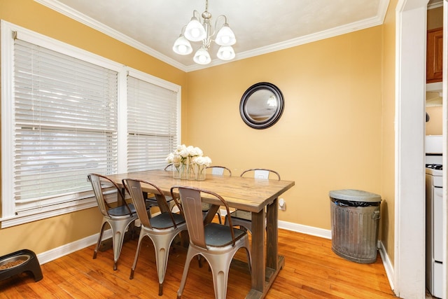 dining room with a notable chandelier, crown molding, and light hardwood / wood-style flooring