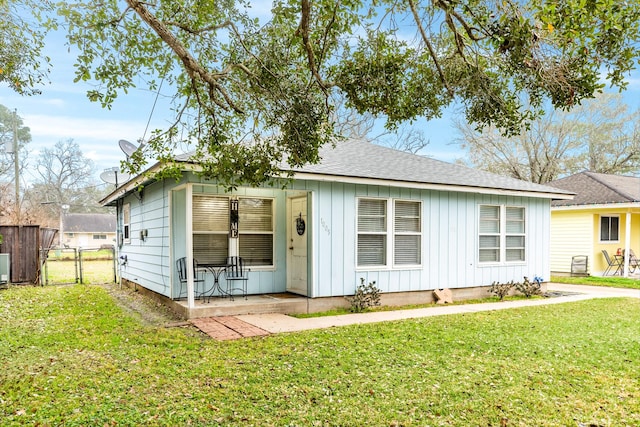 view of front of house with a front yard