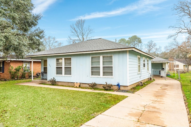 view of front of house featuring a front lawn