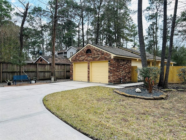 view of front of home featuring a garage and a front yard