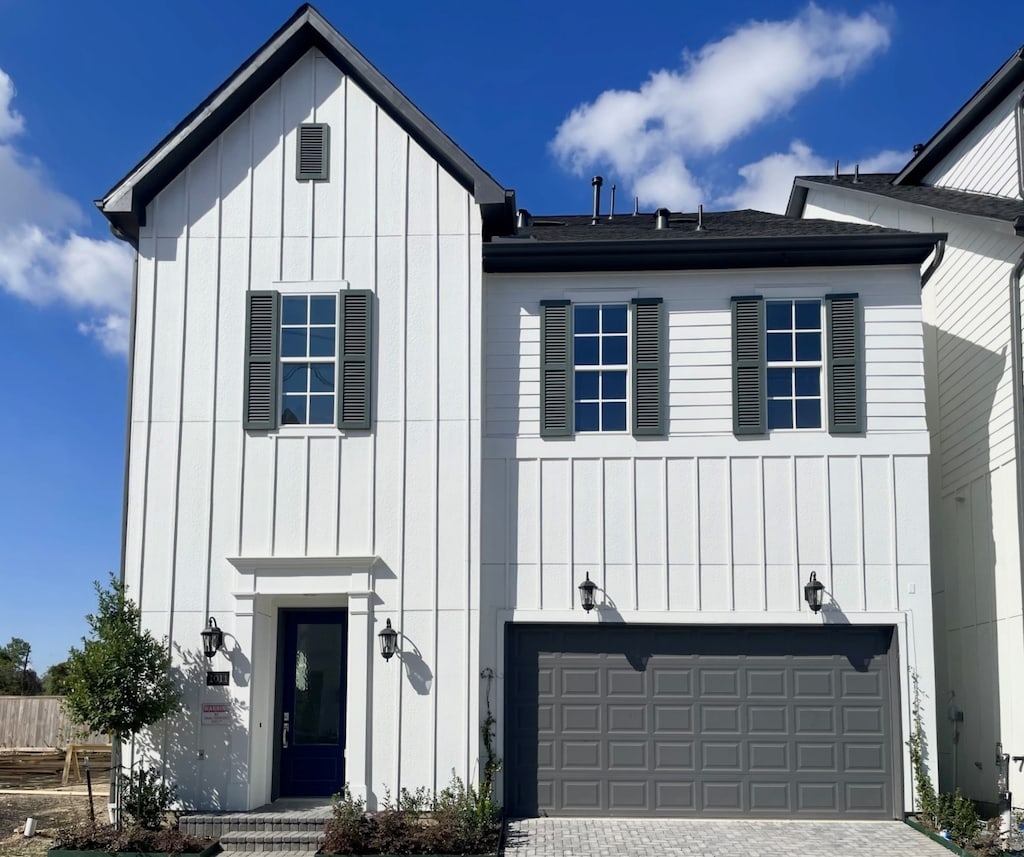 view of front facade featuring a garage