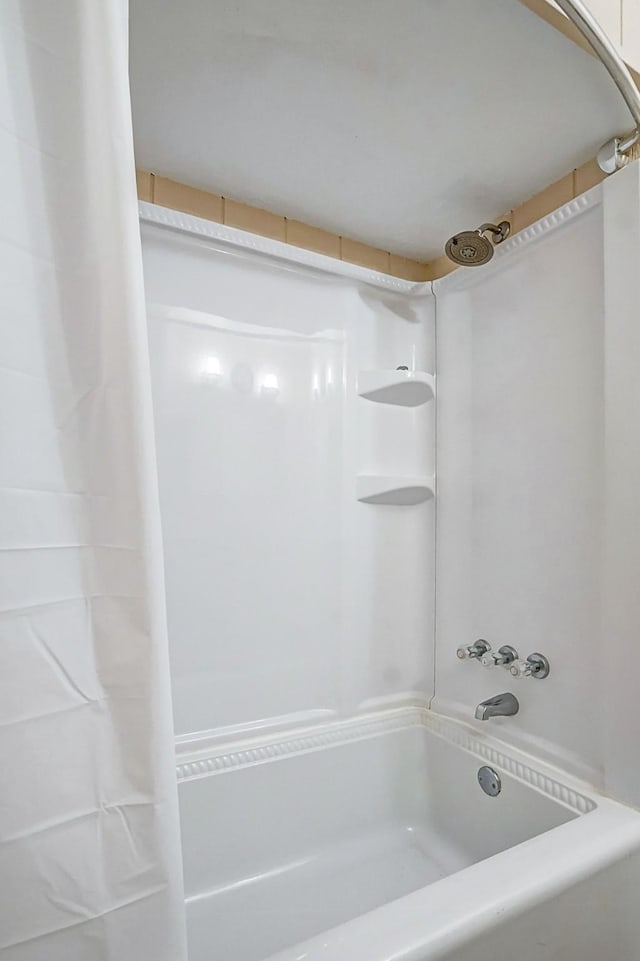 bathroom featuring shower / tub combo