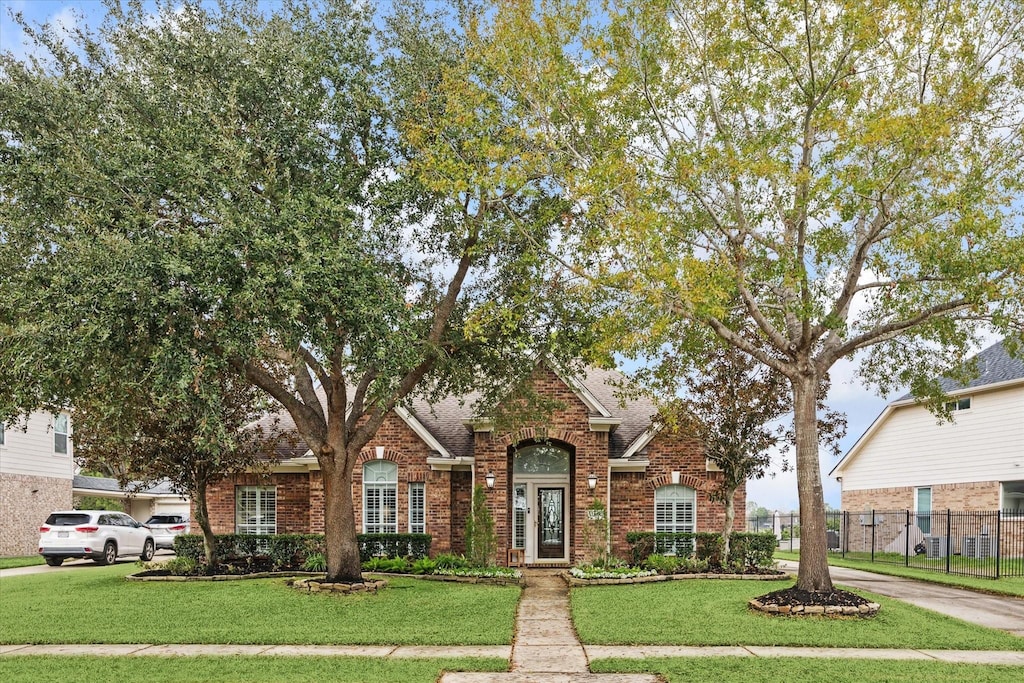 view of front of house with a front lawn