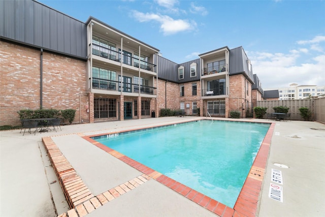 view of swimming pool