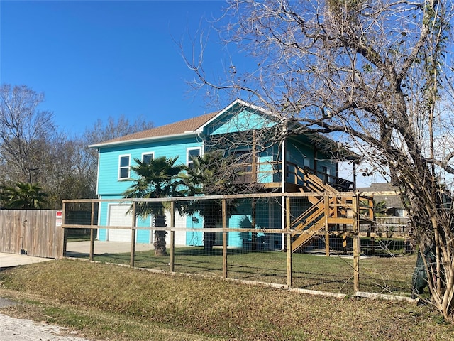 view of front of home featuring a front lawn