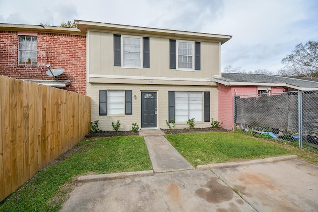 view of front of property featuring a front lawn