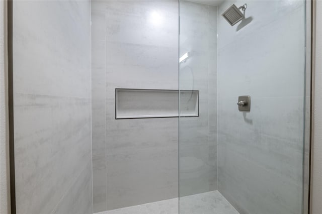 bathroom featuring a tile shower