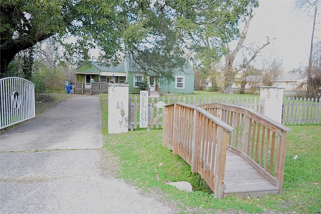 exterior space featuring a front yard