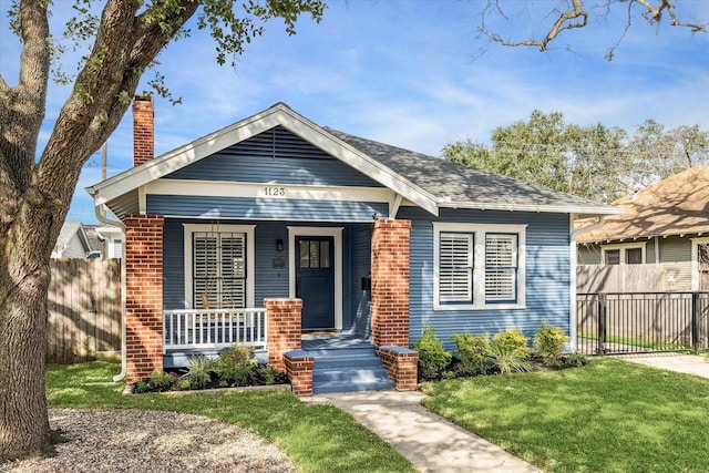 view of front of house featuring a porch and a front yard