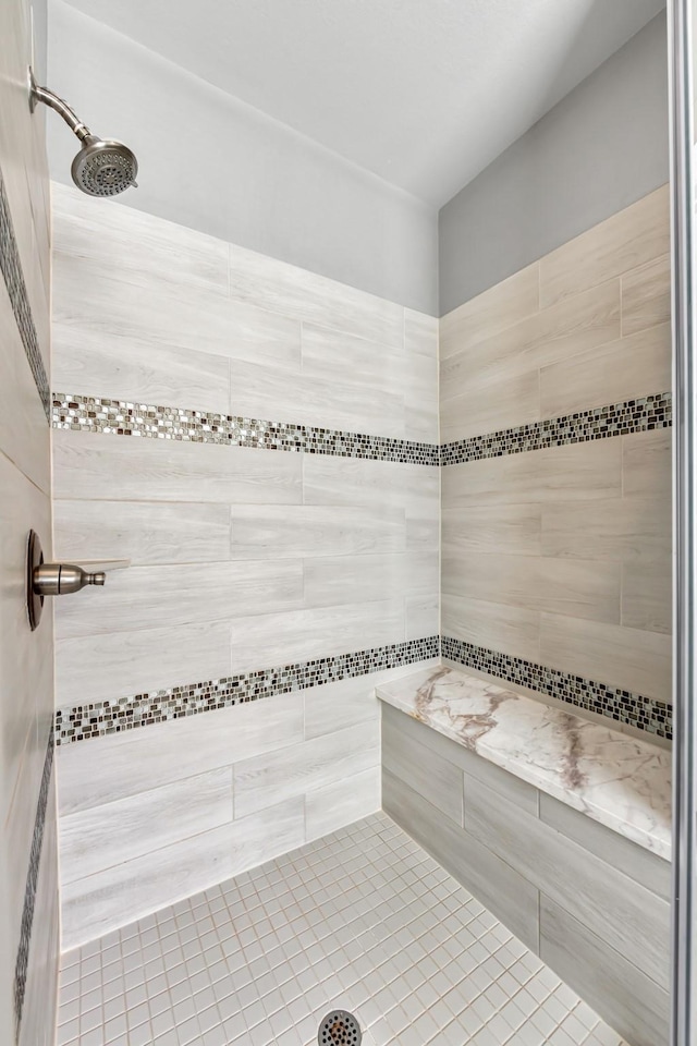 bathroom featuring a tile shower