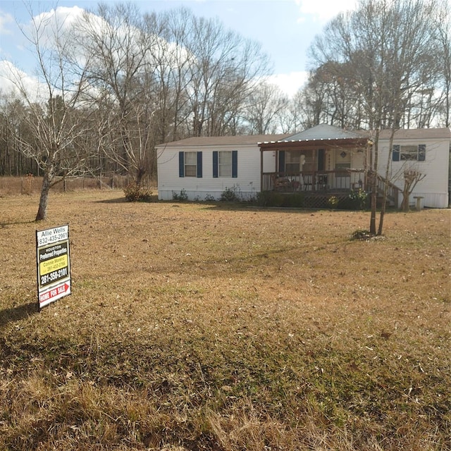 view of front facade with covered porch and a front lawn