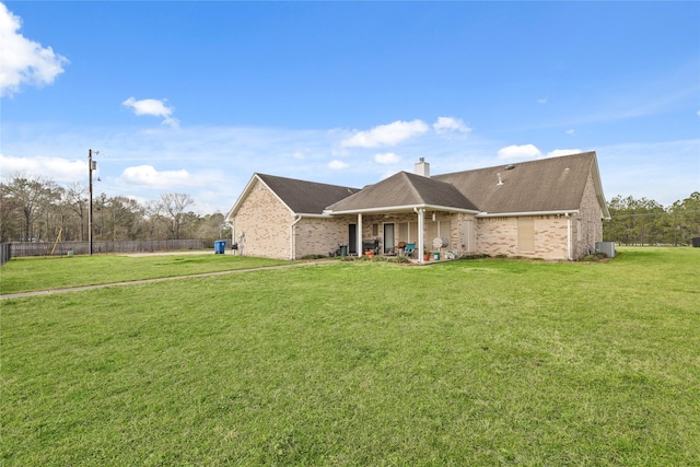 view of front of home featuring a front lawn