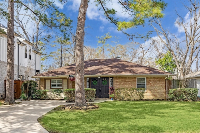 ranch-style house featuring a front yard