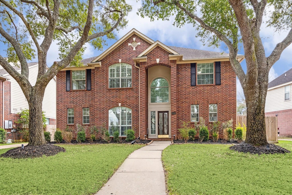 view of front facade featuring a front lawn