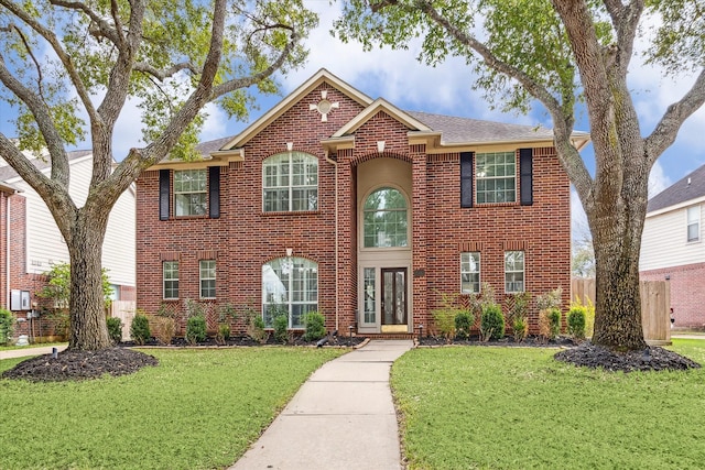 view of front facade featuring a front lawn