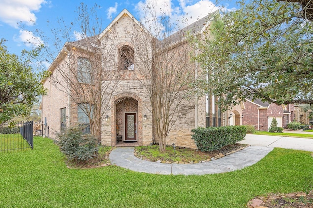 view of front of house featuring a front lawn