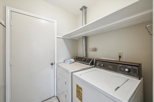 washroom featuring washing machine and clothes dryer