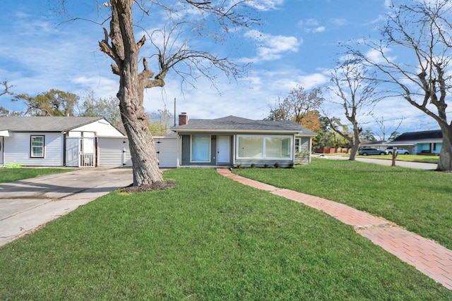 single story home featuring a front lawn