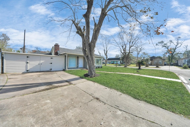 view of front facade with a front lawn