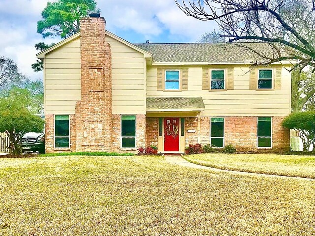 view of front of property featuring a front lawn