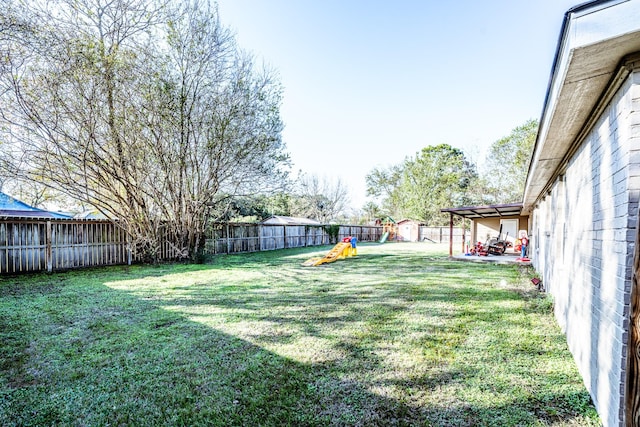 view of yard with a storage shed