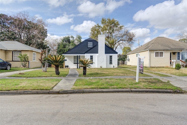 view of front facade with a front lawn