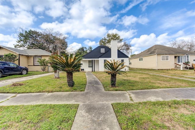 view of front of home featuring a front lawn