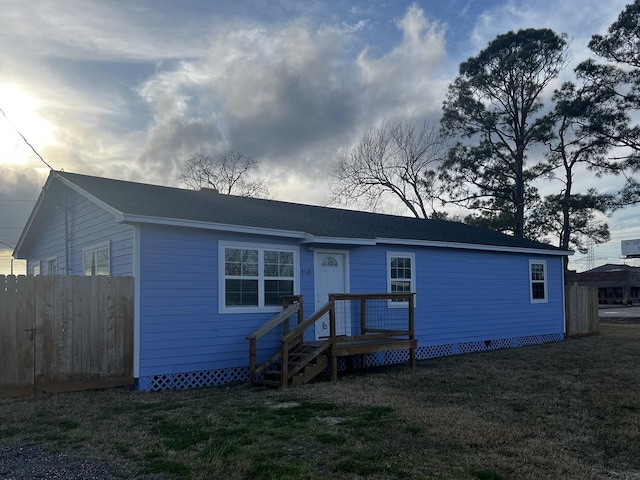 view of front of property featuring a front lawn