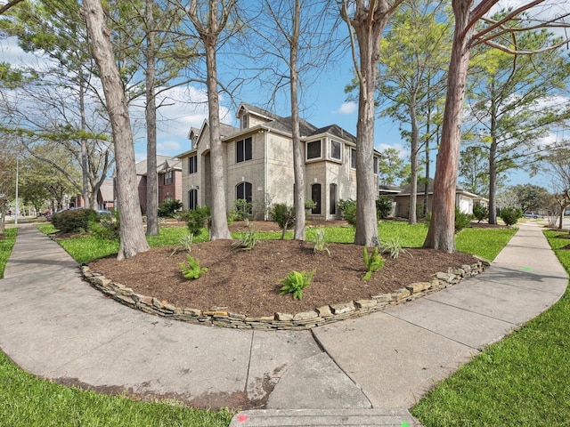 view of front of home featuring a front lawn