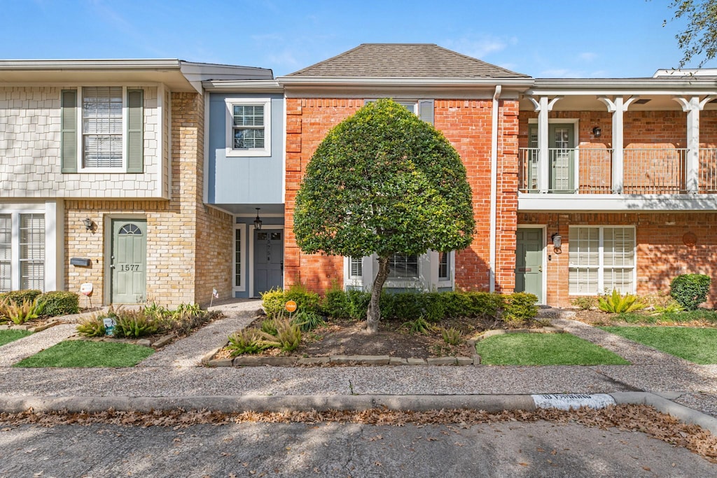 townhome / multi-family property featuring a balcony