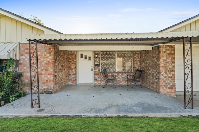 entrance to property featuring a patio area