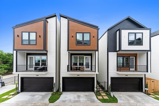 4013 Griggs Rd Unit L, Houston, TX 77021 - view of front facade featuring an attached garage, fence, and concrete driveway