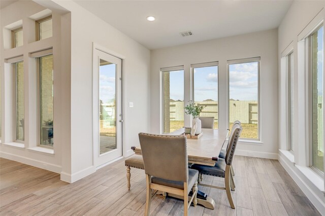 dining room with light wood finished floors, recessed lighting, visible vents, and baseboards