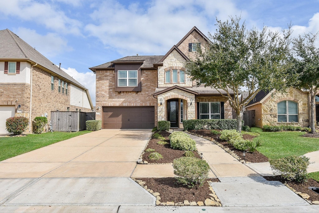 view of front of home featuring a garage and a front yard