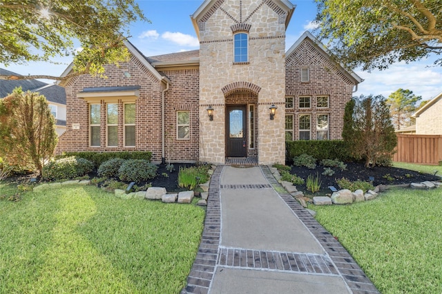 view of front of property featuring a front lawn