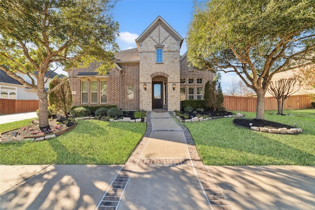 view of front of property featuring a front lawn